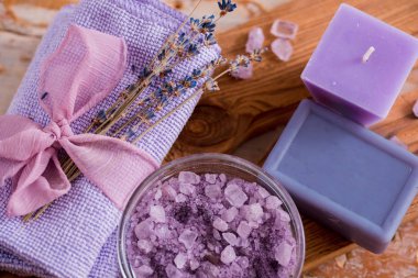 Spa Masaj ayarı, lavanta ürün, ahşap arka plan üzerine yağlıboya