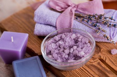 Spa Masaj ayarı, lavanta ürün, ahşap arka plan üzerine yağlıboya