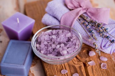 Spa Masaj ayarı, lavanta ürün, ahşap arka plan üzerine yağlıboya