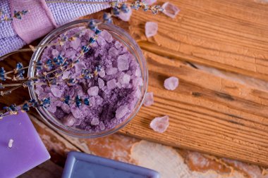 Spa Masaj ayarı, lavanta ürün, ahşap arka plan üzerine yağlıboya