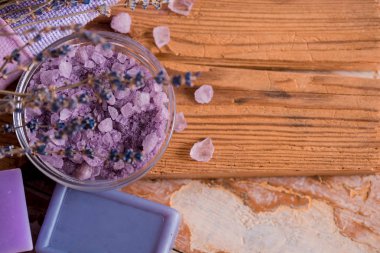 Spa Masaj ayarı, lavanta ürün, ahşap arka plan üzerine yağlıboya