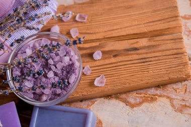 Spa Masaj ayarı, lavanta ürün, ahşap arka plan üzerine yağlıboya