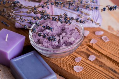 Spa Masaj ayarı, lavanta ürün, ahşap arka plan üzerine yağlıboya