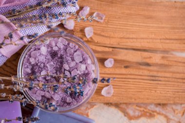 Spa Masaj ayarı, lavanta ürün, ahşap arka plan üzerine yağlıboya