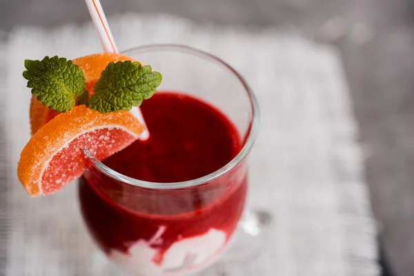 Frischer Erdbeer-Smoothie im Glas auf grauem Hintergrund. — Stockfoto