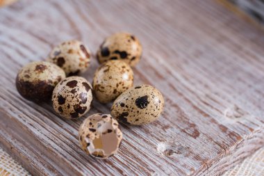Paskalya tüy flatlay. ahşap zemin üzerine sarı tüy ile Paskalya yumurta