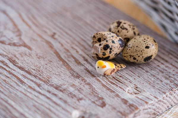 小さなウズラの卵と春の背景にテクスチャ。エコ製品。水平方向のフォーマット — ストック写真