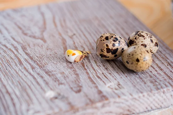 小さなウズラの卵と春の背景にテクスチャ。エコ製品。水平方向のフォーマット — ストック写真