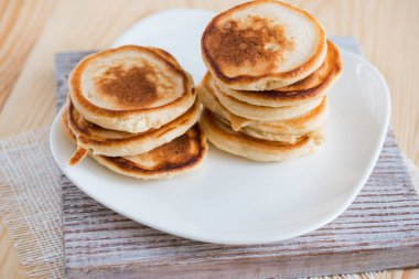 Tabakta bir yığın leziz krep