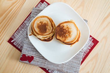 Tabakta bir yığın leziz krep