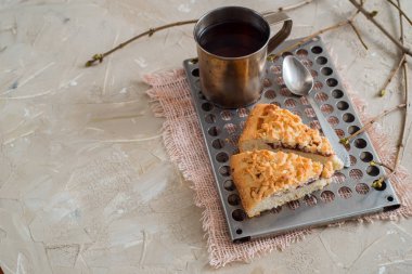 Meyveli kek çilek, kivi, şeftali, elma, muhallebi krem ve arka plan holly dalı berry, köknar koni, çiçek tarçın sopa ile çay parçası