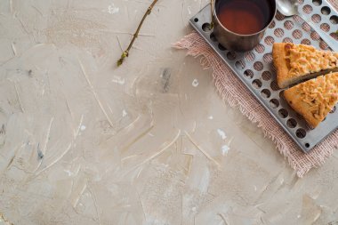 Meyveli kek çilek, kivi, şeftali, elma, muhallebi krem ve arka plan holly dalı berry, köknar koni, çiçek tarçın sopa ile çay parçası