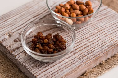 Kaseler ile kuru üzüm, fıstık ve ahşap tablo.