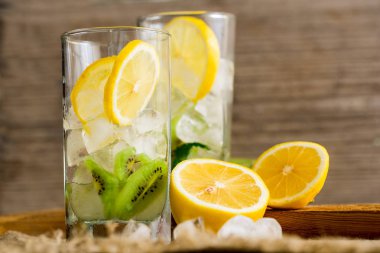 Kivi ve ahşap bir zemin üzerine bir bardak nane kokteyli. Seçici odak. Kivi ile ev yapımı limonata