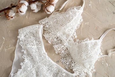 Pamuk külot ve sutyen beyaz çizgili. Kadın iç çamaşırı beton zemin üzerine. Üstten Görünüm moda kadın iç çamaşırı bir kadeh. Doğal yumuşak kumaş