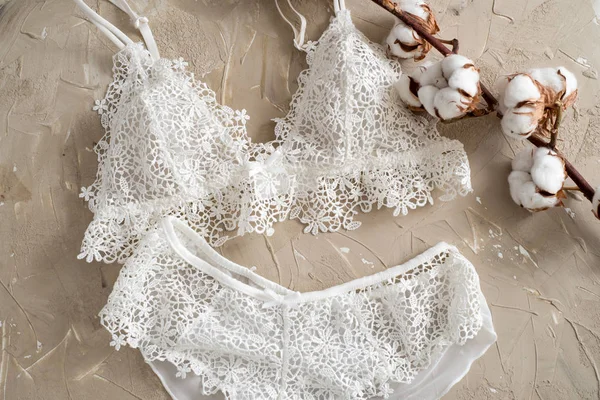 Mutandine a righe di cotone e reggiseno bianco. lingerie femminile sullo sfondo concreto. Colpo di vista superiore di biancheria intima delle donne alla moda. Tessuto morbido naturale — Foto Stock