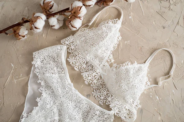 Calcinhas listradas de algodão e sutiã branco. lingerie das mulheres no fundo de concreto. Top vista tiro de roupa interior feminina na moda. Tecido macio natural — Fotografia de Stock