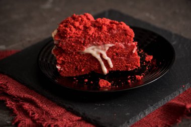 Beton koyu gri arka plan üzerinde kırmızı kadife kek tuval peçete