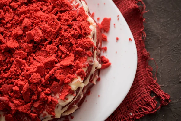 Красный бархатный торт Холст салфетка на бетонном темно-сером фоне — стоковое фото