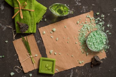 Vintage yeşil spa natürmort el yapımı sabun ile. Lay, en iyi görünümü soymak. Kartpostal kraft kağıt üzerinde