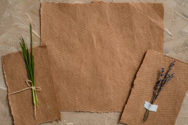Not defteri girişleri için bir dizüstü bilgisayardır. Kraft kağıt kartpostal. Lavanta çiçek kuru ot sulak. Kahverengi bir antika arka plan üzerinde