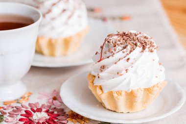 Beyaz ahşap zemin üzerinde vanilyalı kek