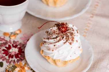 Beyaz ahşap zemin üzerinde vanilyalı kek