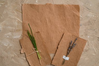 Not defteri girişleri için bir dizüstü bilgisayardır. Kraft kağıt kartpostal. Lavanta çiçek kuru ot sulak. Kahverengi bir antika arka plan üzerinde