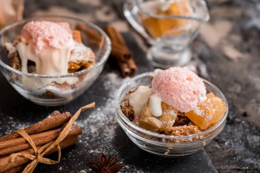 Havuçlu cevizli fındık, yaban mersini ve krem peynir frosting bir kavanoza