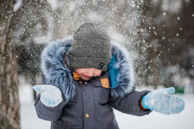 Kar, kış oyunları oynarken mutlu çocuk