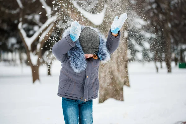 快乐男孩玩雪, 冬季游戏 — 图库照片