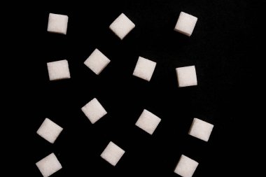 Siyah arkaplanda beyaz tuz