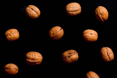 cevizler siyah arkaplanda izole edilmiş