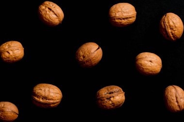 cevizler siyah arkaplanda izole edilmiş