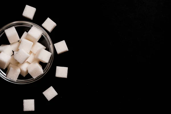 Azúcar refinado en un plato de vidrio. Lugar para su inscripción —  Fotos de Stock