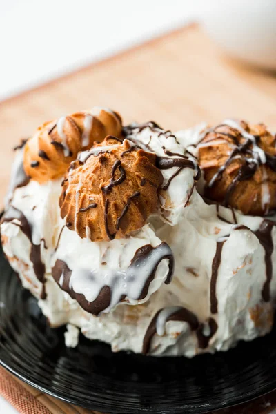 Κέικ σοκολάτας με σιρόπι λευκής σοκολάτας drizzled στην κορυφή, και βαλμένο σε στρώσεις κέικ καρότο στο παρασκήνιο. — Φωτογραφία Αρχείου