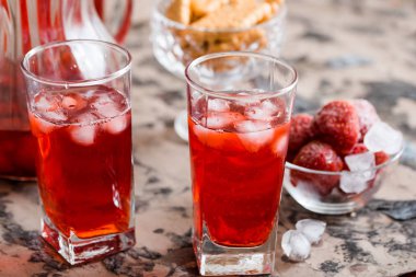 çilek limonata açık bir cam. kiraz kırmızı suyu bir bardak ve bir sürahi.