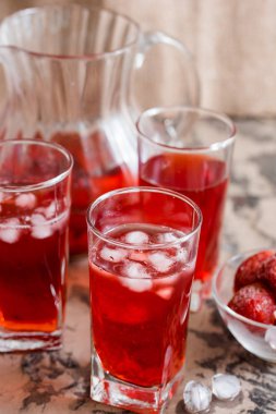 Çay bir mavi kil vintage fincan çikolata aromalı bisküvi metal bir tepsi ile. Bir tabloda bir beton zemin üzerine mavi keten peçete