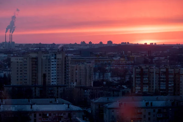 Ciudad durante la puesta del sol caliente — Foto de Stock