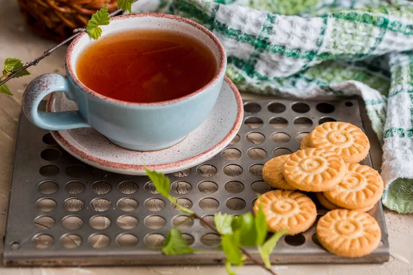 Зелений трав'яний чай подається на металевому старовинному антикварному ретро лотку з домашніми тістечками - кругле печиво. на дерев'яному фоні — стокове фото