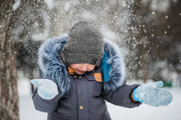 Kar, kış oyunları oynarken mutlu çocuk