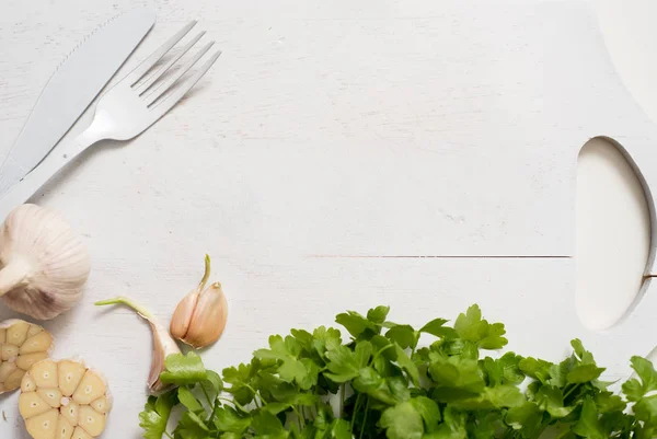 Salsa de alho greens em uma placa de corte vintage antigo branco de madeira. Cozinhar comida. Alimentação saudável. Salsa e alho de perto — Fotografia de Stock