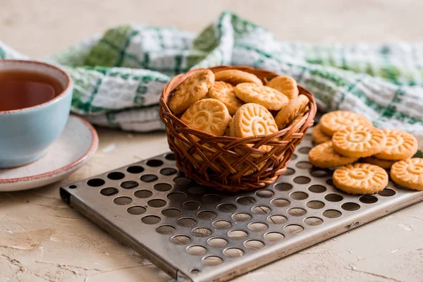 Galletas de avena. galletas redondas en una cesta sobre una servilleta a cuadros de lino azul sobre una mesa de madera . — Foto de Stock