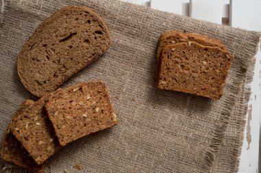 Ahşap masa arka plan üzerinde pişmiş ekmek ürün yelpazesine. kopya alanı ile Üstten Görünüm.