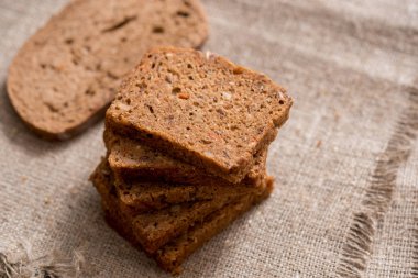 Ahşap masa arka plan üzerinde pişmiş ekmek ürün yelpazesine. kopya alanı ile Üstten Görünüm.