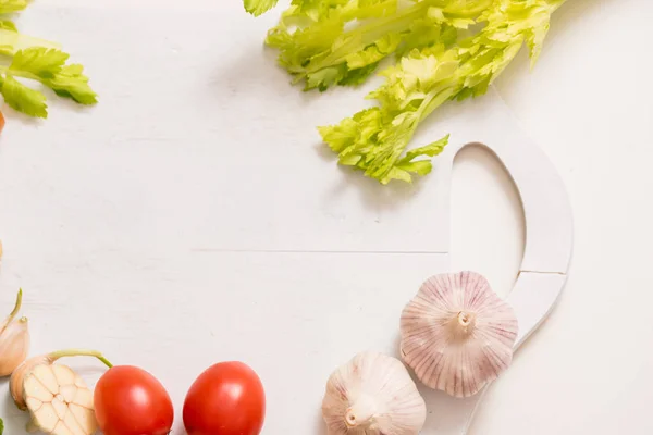 Verduras ingredientes. perejil de apio y ajo. Preparación de alimentos, alimentación saludable. Copiar vista superior del espacio — Foto de Stock