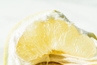 Turuncu meyve. Orang dilim beyaz izole et. Bir dilim sarı turuncu pamela makro. Taze narenciye meyve kafesleri