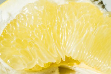 Portakal meyvesi. Orang beyaz dilim. Bir dilim sarı turuncu Pamela makro. Taze narenciye kafesleri