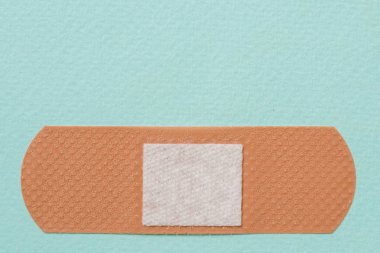 mavi arka plan üzerinde tıbbi sıva