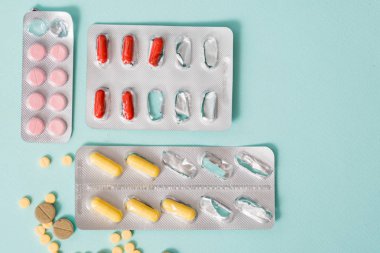 İlaç sanayiine yönelik blister ambalaj ile birden fazla dozaj formu insan hastalığı tedavi ya da tedavi için ilaç, ilaç kavramı arka plan tam kare varyasyon